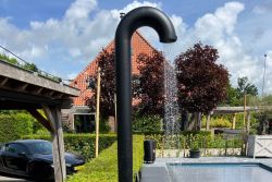 FRISS Outdoor Black Betty Wall outdoor shower luxe buitendouche met coverplate