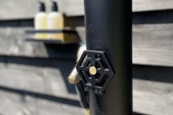FRISS Outdoor Black Betty Wall outdoor shower luxe buitendouche met drain 