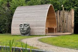 FRISS Outdoor Golden Glow outdoor shower luxe buitendouche met met plaat2